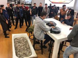 Nhóm thanh niên vác cả... bồn tắm tiền xu đi mua iPhone XS Nhóm thanh niên vác cả... bồn tắm tiền xu đi mua iPhone XS