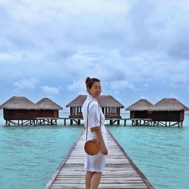 Hồ Hạnh Nhi khoe ảnh du lịch sang chảnh bên ông xã, bị nghi ngờ mang thai lần 2-1