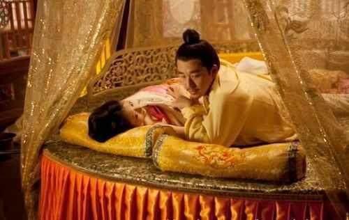 Vị Hoàng đế lái máy bay, yêu luôn vú nuôi gây chấn động chốn thâm cung-4