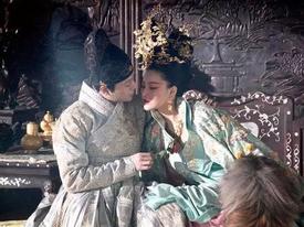 Vị Hoàng đế 'lái máy bay', yêu luôn vú nuôi gây chấn động chốn thâm cung Vị Hoàng đế 'lái máy bay', yêu luôn vú nuôi gây chấn động chốn thâm cung