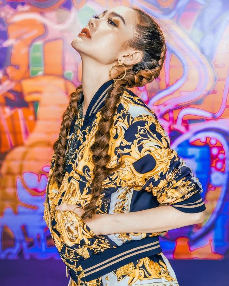 Không chỉ ghi điểm ở Miss World nhờ trang phục, Tiểu Vy gây mê hoặc bởi loạt layout make up cực kì hút mắt-10