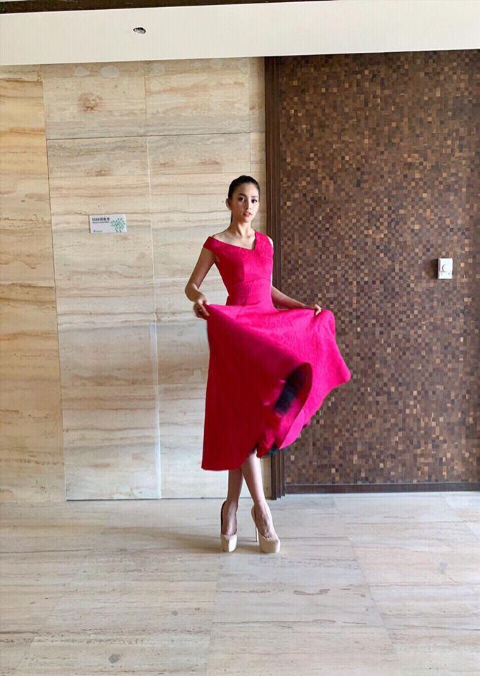 Bị phó nháy hại tại Miss World 2018, Tiểu Vy giống hệt Minh Hằng khi chân dài biến thành chân gà chạy bộ-1