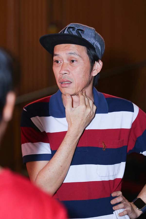 Giàu hiếm ai bằng nhưng Hoài Linh vẫn chỉ mặc áo thun bình dân-4