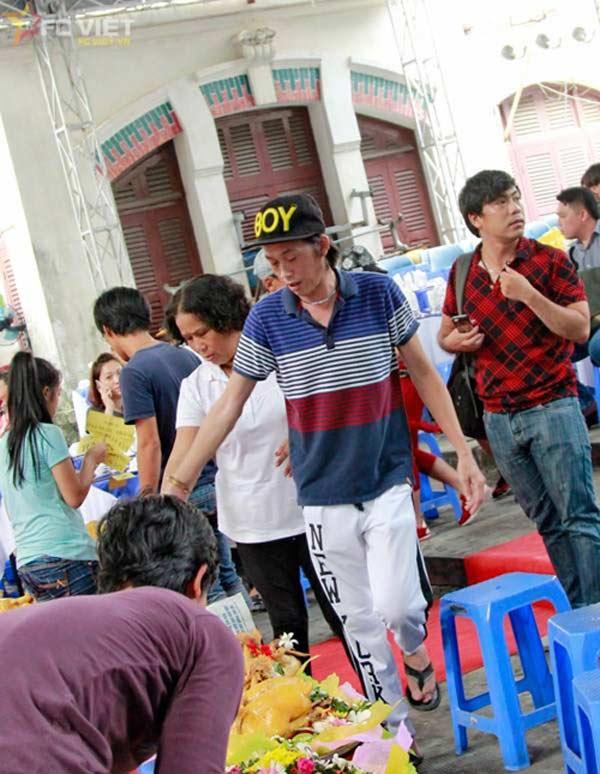 Giàu hiếm ai bằng nhưng Hoài Linh vẫn chỉ mặc áo thun bình dân-6