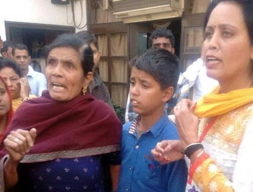 Đang tổ chức đám cưới, chú rể bị vợ cũ xé rách áo và đấm vào mặt-3