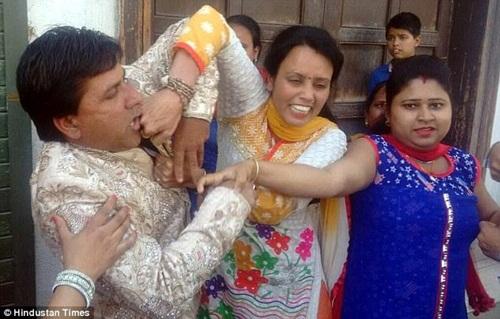 Đang tổ chức đám cưới, chú rể bị vợ cũ xé rách áo và đấm vào mặt-2