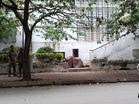 Hà Nội: Hốt hoảng phát hiện bé trai rơi từ tầng 7 xuống đất Hà Nội: Hốt hoảng phát hiện bé trai rơi từ tầng 7 xuống đất