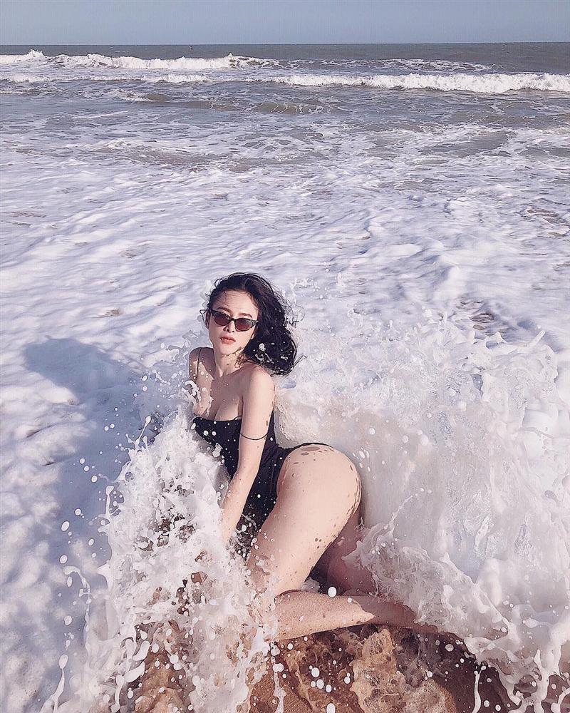 Quá yêu vòng 3 đạt số đo ngoại cỡ , Angela Phương Trinh mang hông quả táo khoe khắp nơi thiên hạ-15