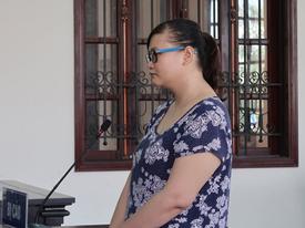 Bảo mẫu tát bé gái lệch má ngất xỉu khi toà tuyên án Bảo mẫu tát bé gái lệch má ngất xỉu khi toà tuyên án