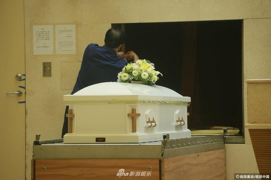 Buồn sao khi lễ hỏa táng của mỹ nhân một thời Lam Khiết Anh chỉ có 5 người tham dự-1