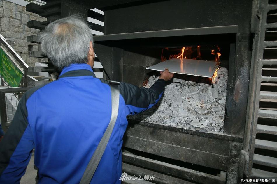 Buồn sao khi lễ hỏa táng của mỹ nhân một thời Lam Khiết Anh chỉ có 5 người tham dự-11