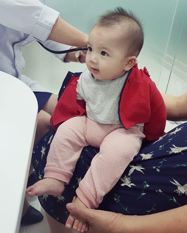 Để bảo toàn làn da nõn nà, đến một cái mụn trên mặt Huyền Baby cũng nhờ thẩm mỹ giải quyết-9