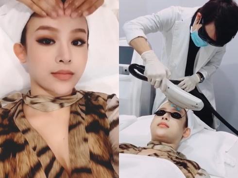 Để bảo toàn làn da nõn nà, đến một cái mụn trên mặt Huyền Baby cũng nhờ thẩm mỹ giải quyết