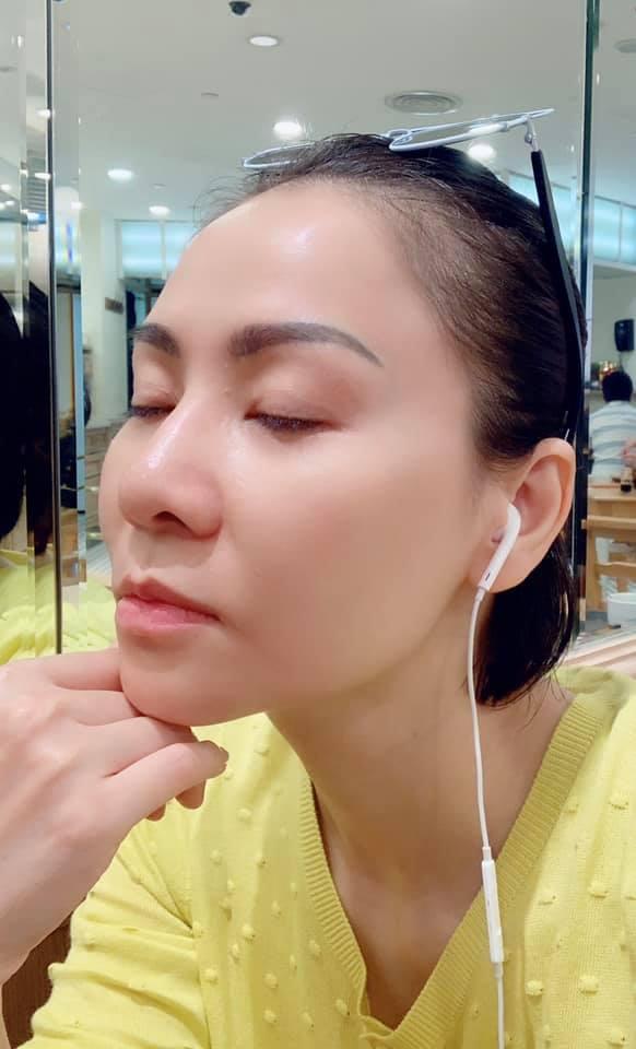 Diệp Lâm Anh than vãn vì vòng 2 quá bèo nhèo sinh xong mà như bụng bầu 6 tháng-8