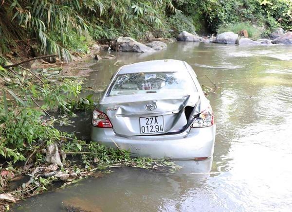 Xế hộp lao vực sâu, chồng cầm lái tử nạn, vợ con bị thương-1