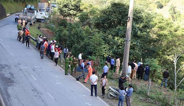 Xế hộp lao vực sâu, chồng cầm lái tử nạn, vợ con bị thương-2