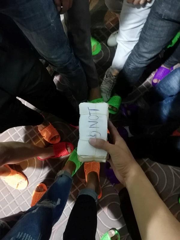 Biệt đội dép tổ ong đủ màu sắc hào hứng đến đám cưới ở Bình Thuận-2