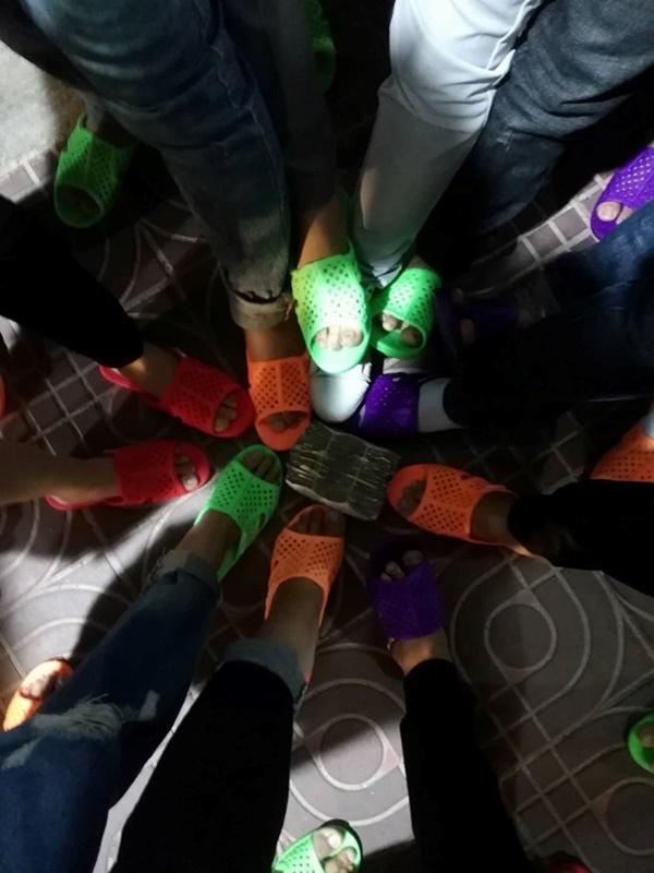 Biệt đội dép tổ ong đủ màu sắc hào hứng đến đám cưới ở Bình Thuận-4