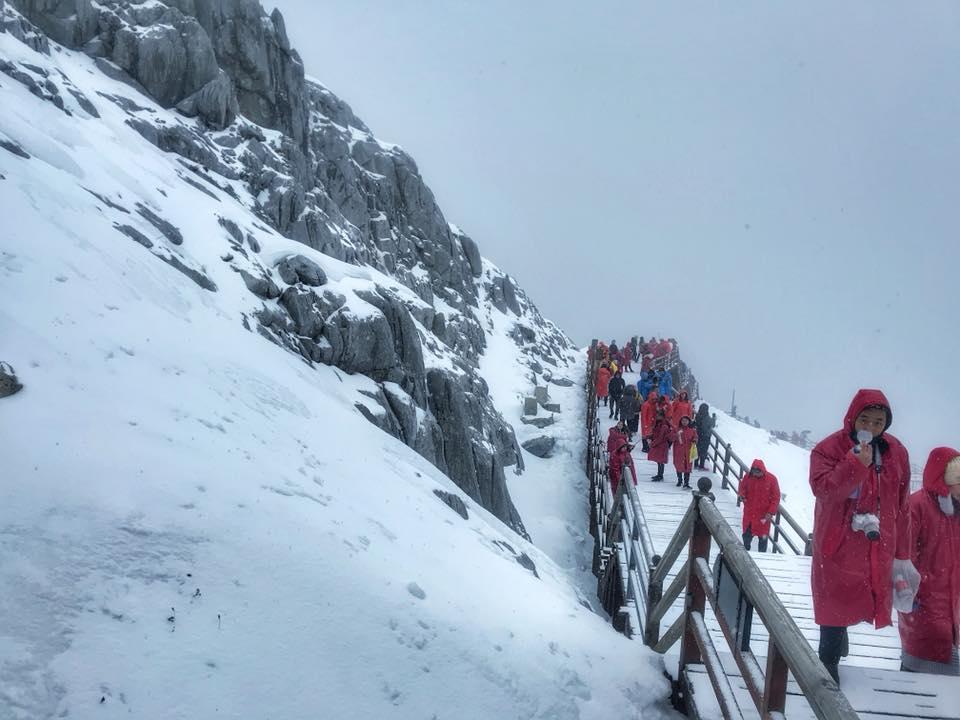 Quay clip chất phát ngất giữa tuyết rơi, cô nàng 9X khiến giới trẻ mơ một lần đến núi Ngọc Long - thiên đường tuyết phủ quanh năm-13