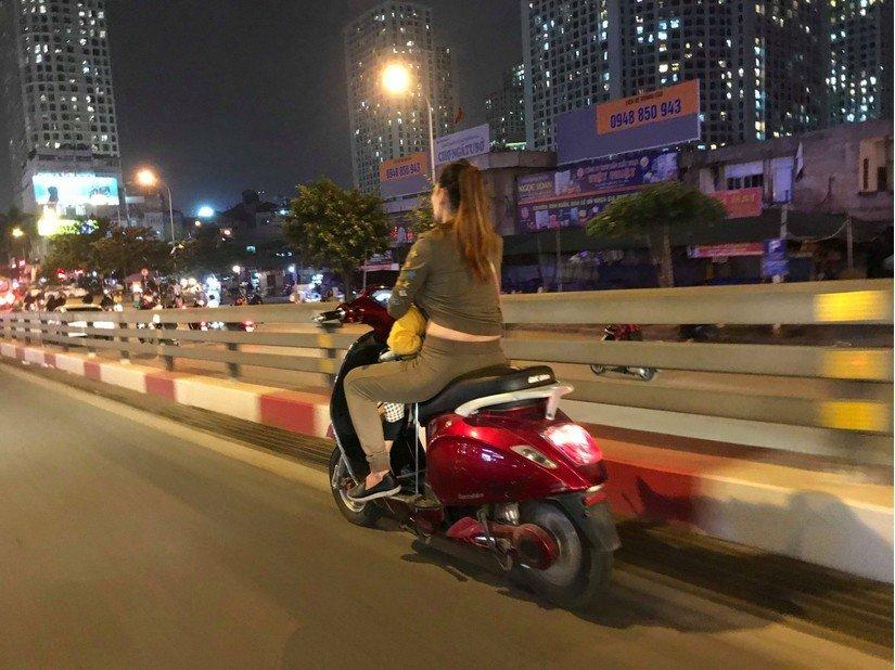 Bà mẹ 1 tay lái xe máy, 1 tay ôm con bú trên đường-2