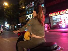 Bà mẹ 1 tay lái xe máy, 1 tay ôm con bú trên đường Bà mẹ 1 tay lái xe máy, 1 tay ôm con bú trên đường