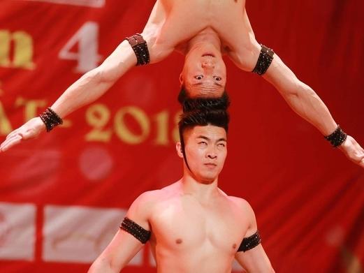 Quốc Cơ, Quốc Nghiệp lập kỷ lục Guinness bịt mắt, chồng đầu tại Italy-3