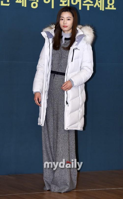 SAO MẶC XẤU: Mâu Thủy lên đồ mặn chát - Jennifer Lopez mặc quần quái dị gì thế kia?-6