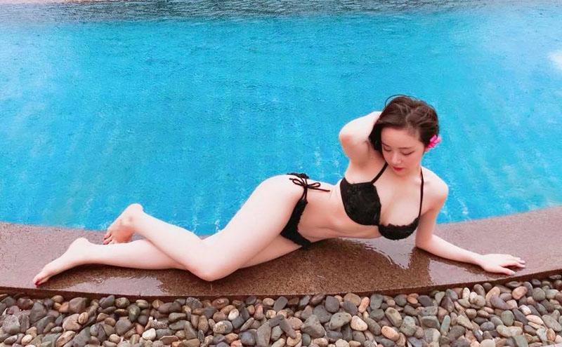 Hotgirl ngủ gật Thủy Tiên tung clip tạo dáng sặc mùi 18+ sau khi lộ hình ảnh đôi chân như giò heo-4