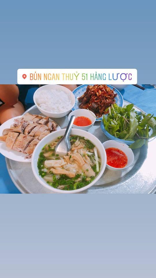 Thủ môn Bùi Tiến Dũng ngồi hàng ghế dự bị, người yêu tin đồn đăng tải dòng bình luận cực lạ-2