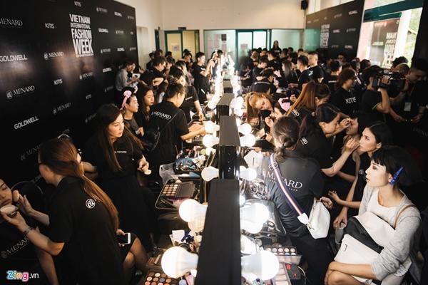 Người mẫu diễn tuần lễ thời trang: Ăn ngủ vật vờ, bị nợ cát-xê nửa năm-1