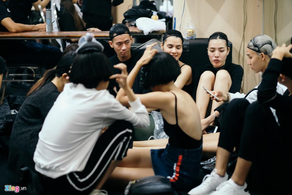 Người mẫu diễn tuần lễ thời trang: Ăn ngủ vật vờ, bị nợ cát-xê nửa năm-2