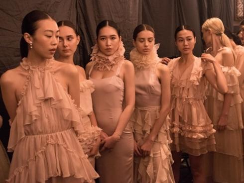 Người mẫu diễn tuần lễ thời trang: Ăn ngủ vật vờ, bị nợ cát-xê nửa năm-4