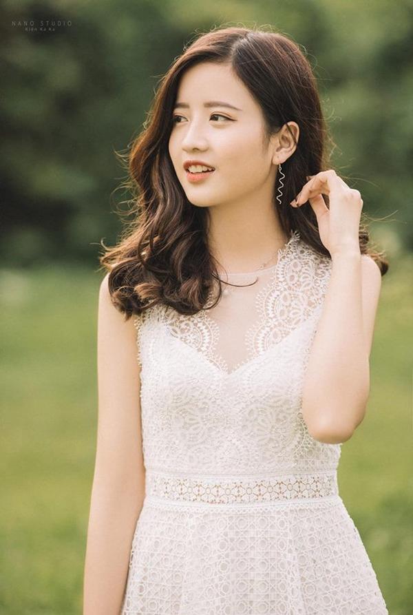 Chiếm sóng chỉ vài giây trong trận Việt Nam - Malaysia nhưng loạt nữ CĐV này khiến dân tình bấn loạn-4