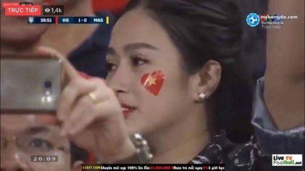 Chiếm sóng chỉ vài giây trong trận Việt Nam - Malaysia nhưng loạt nữ CĐV này khiến dân tình bấn loạn-5