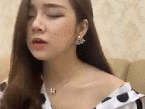 Tiếp tục đăng tải clip mặc gợi cảm 'đốt mắt' người xem, 'hotgirl ngủ gật' khoe giọng hát hay như nuốt đĩa