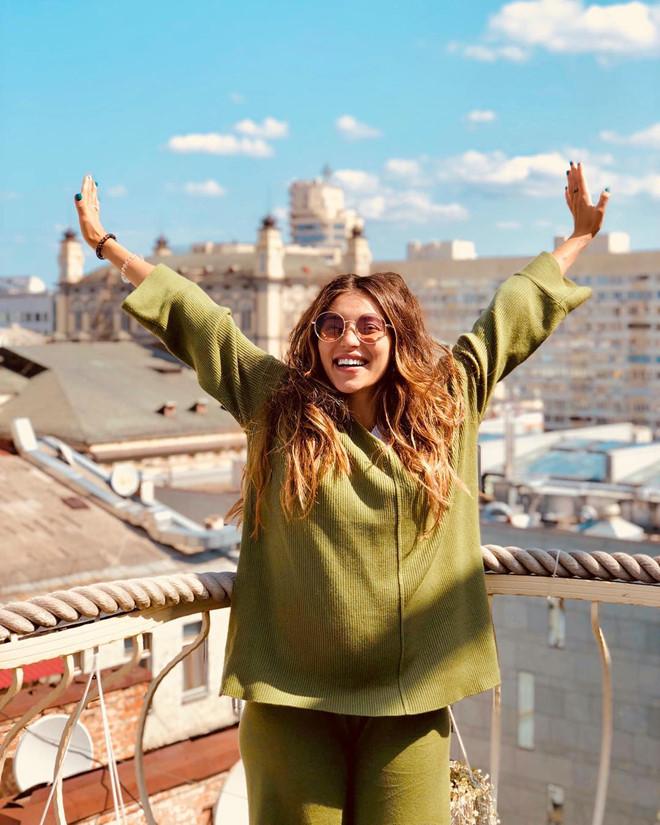 MC Ukraine xinh đẹp bị ném đá khi đăng ảnh đội nón lá, làm mắt híp-3