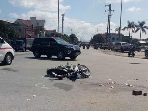 Bình Dương: Bé gái 6 tuổi chết thảm dưới gầm container, người dân phải dùng xẻng xúc đất đưa thi thể bé ra ngoài-4