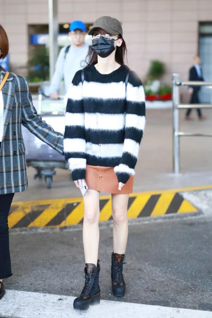 Cùng chiếc áo len hàng hiệu, vào tay Ngô Cẩn Ngôn và Giang Sơ Ảnh: Người sang ngất trời, kẻ mặc như hàng chợ-2