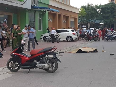 Phát hiện thi thể người đàn ông trước sảnh chung cư Phú Sơn nghi rơi từ tầng 5 xuống đất