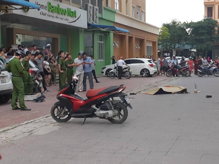 Phát hiện thi thể người đàn ông trước sảnh chung cư Phú Sơn nghi rơi từ tầng 5 xuống đất-1