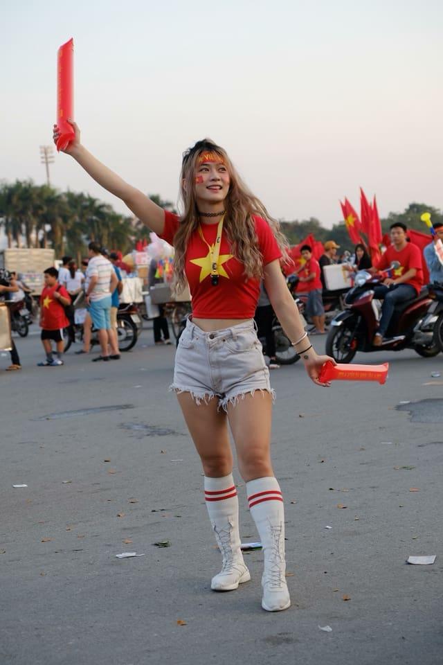 Giờ thì đến cả hotgirl phòng gym cũng bị nghiệp đoàn mạng bóc mẽ đôi chân đời thực ngắn ngủn như giò heo-2