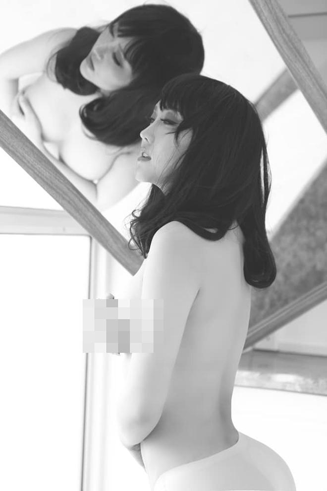 Mỗi ngày thêm phần táo bạo, dàn mỹ nhân Việt khiến cuộc đua khoe thân không mảnh vải ngày càng trở nên khốc liệt-1