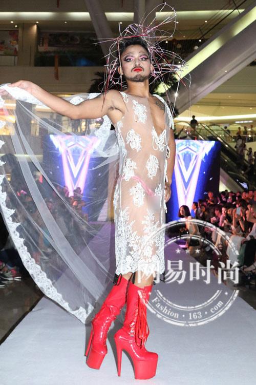 Hết Trần Chí Bằng đến siêu anh hùng Erza Miller cùng loạt mẫu nam gây sốc khi tung ảnh diện nội y nữ tính-8