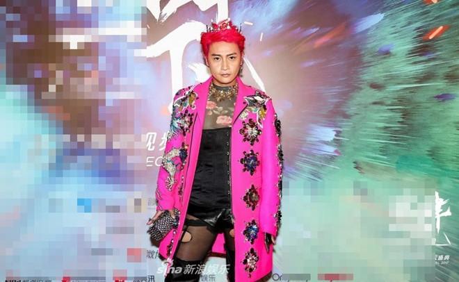 Hết Trần Chí Bằng đến siêu anh hùng Erza Miller cùng loạt mẫu nam gây sốc khi tung ảnh diện nội y nữ tính-9