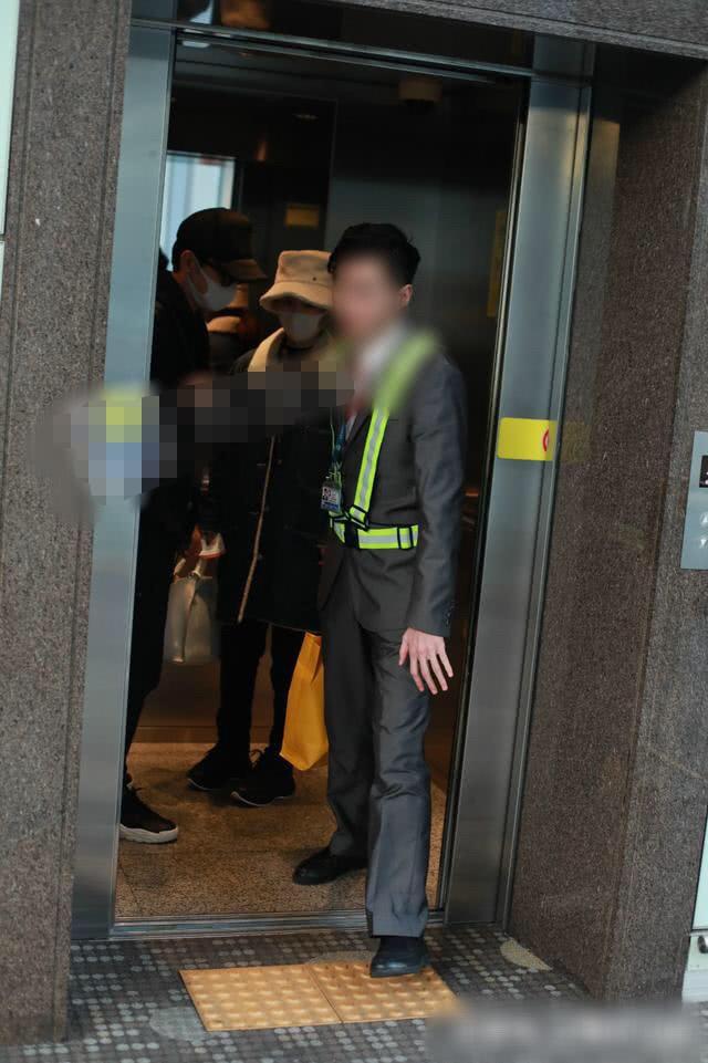 Triệu Lệ Dĩnh bịt kín mít, mặc áo rộng che vòng hai-5