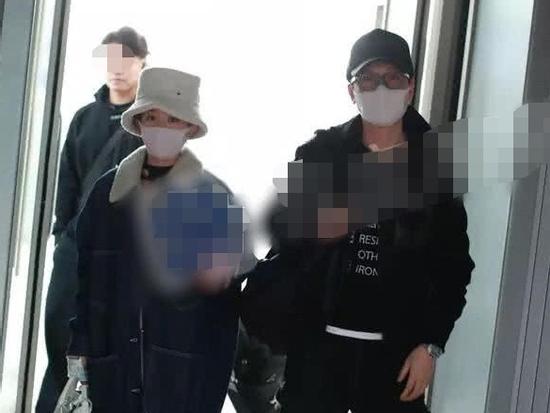 Triệu Lệ Dĩnh bịt kín mít, mặc áo rộng che vòng hai