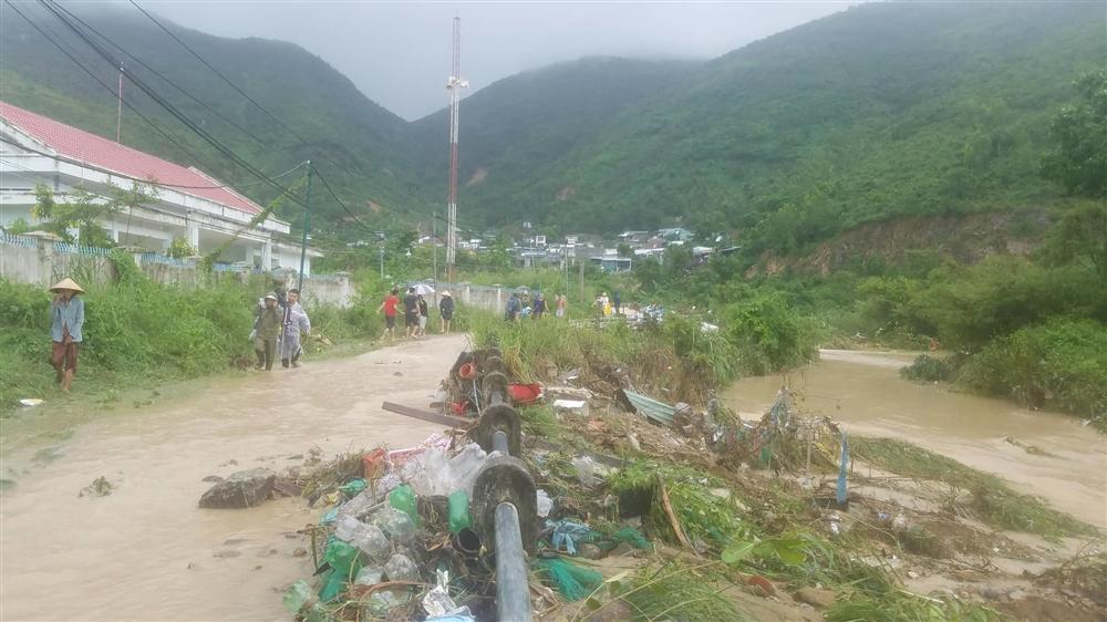 Nha Trang: Sạt lở, sập nhà 5 người chết, nhiều người bị thương-5