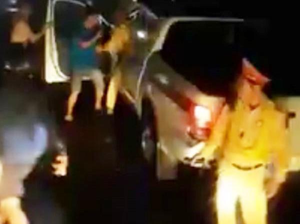 Công an lên tiếng về clip đánh nhau giữa CSGT với người dân-1