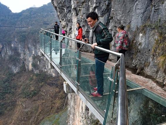 Đứng tim nhìn thanh niên loạng choạng lách qua cầu vĩnh biệt-14