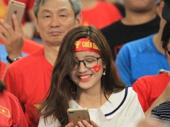 Cổ động viên xinh đẹp bị 'khủng bố' tin nhắn trên Facebook